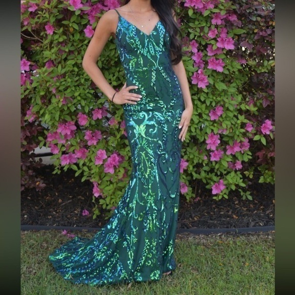 Emeraldโ Green Sequin Prom Dress V-Neck Mermaid Formal Gown Maxi Scroll Pattern